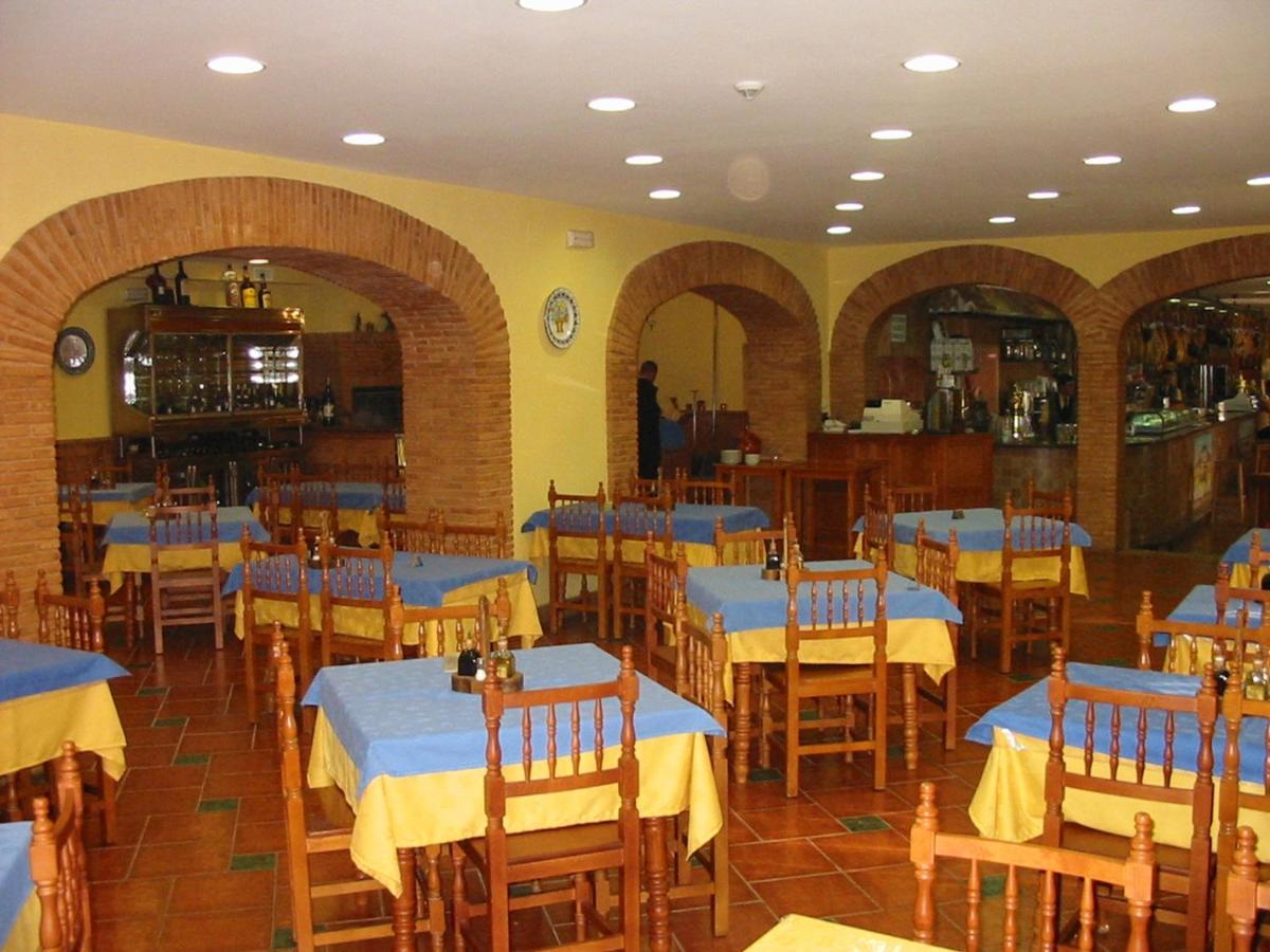 Hostal-Restaurante El Paisano Guadalema de los Quinteros エクステリア 写真